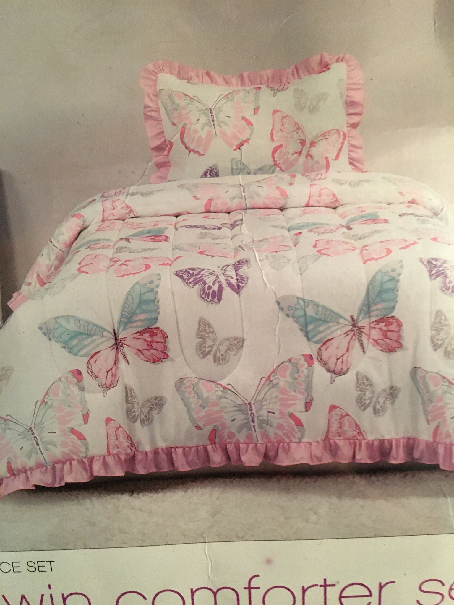 Beautiful Butterflies twin Comforter With 2 Shams.