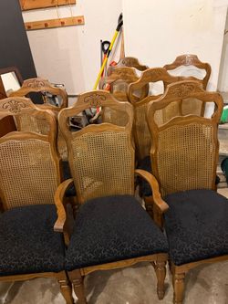Beautiful 8 Dining room chairs in good condition