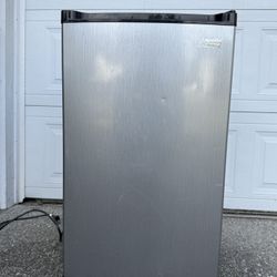 Arctic King Refrigerator 4.5 Cu.Ft.