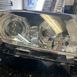 2011-2013 Jeep Grand Cherokee OEM Headlight (Passanger Side)