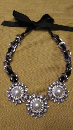 Bold necklace pearl and diamons.