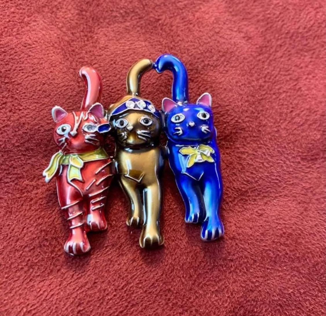 Christmas trio cat brooch Size: 1.75”x2” Material alloy and rhinestones