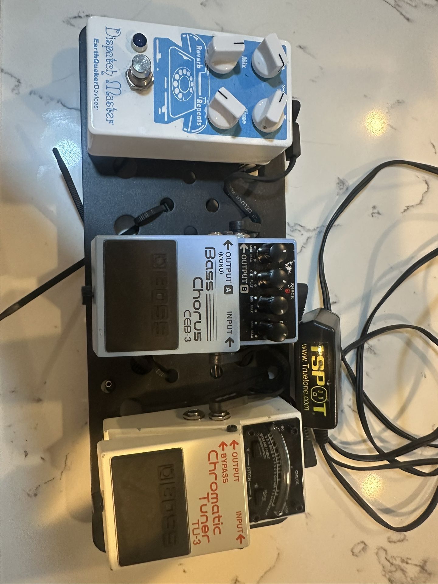 Bass Guitar pedals and board with 1 Spot Daisy Chain