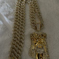 Gold Chain & Jesus Piece 