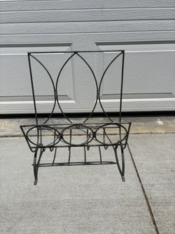 METAL MAGAZINE RACK. 