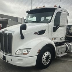 Peterbilt 579 Daycab 