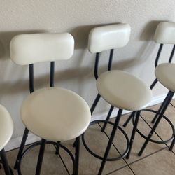 Cuatro sillas para barra esta sem nuevas no raspadas ni manchadas