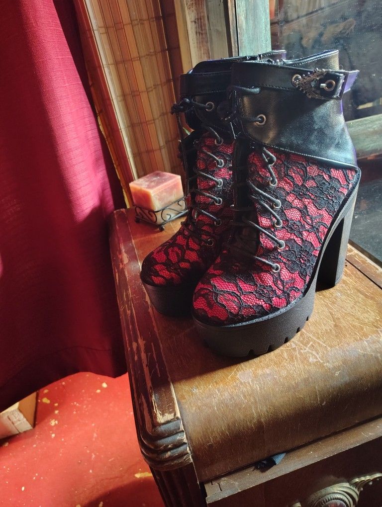 Women's Boots Size 8 ***NEVER WORN***