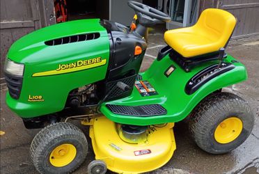 Very Nice! John Deer L108 Riding Lawnmower/Lawn Tractor!