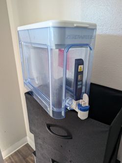 Water filter dispenser
