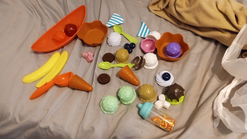 Toy Plastic Banana Split Ice Cream Playset 33 Pieces