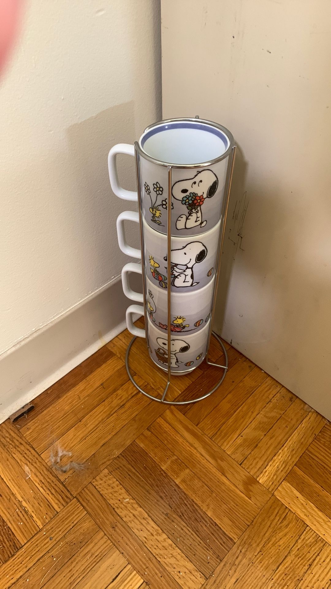 Snoopy Coffie Cups And Showing Stand