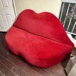 Dalí Inspired 70’s Lip Couch • $500 OBO