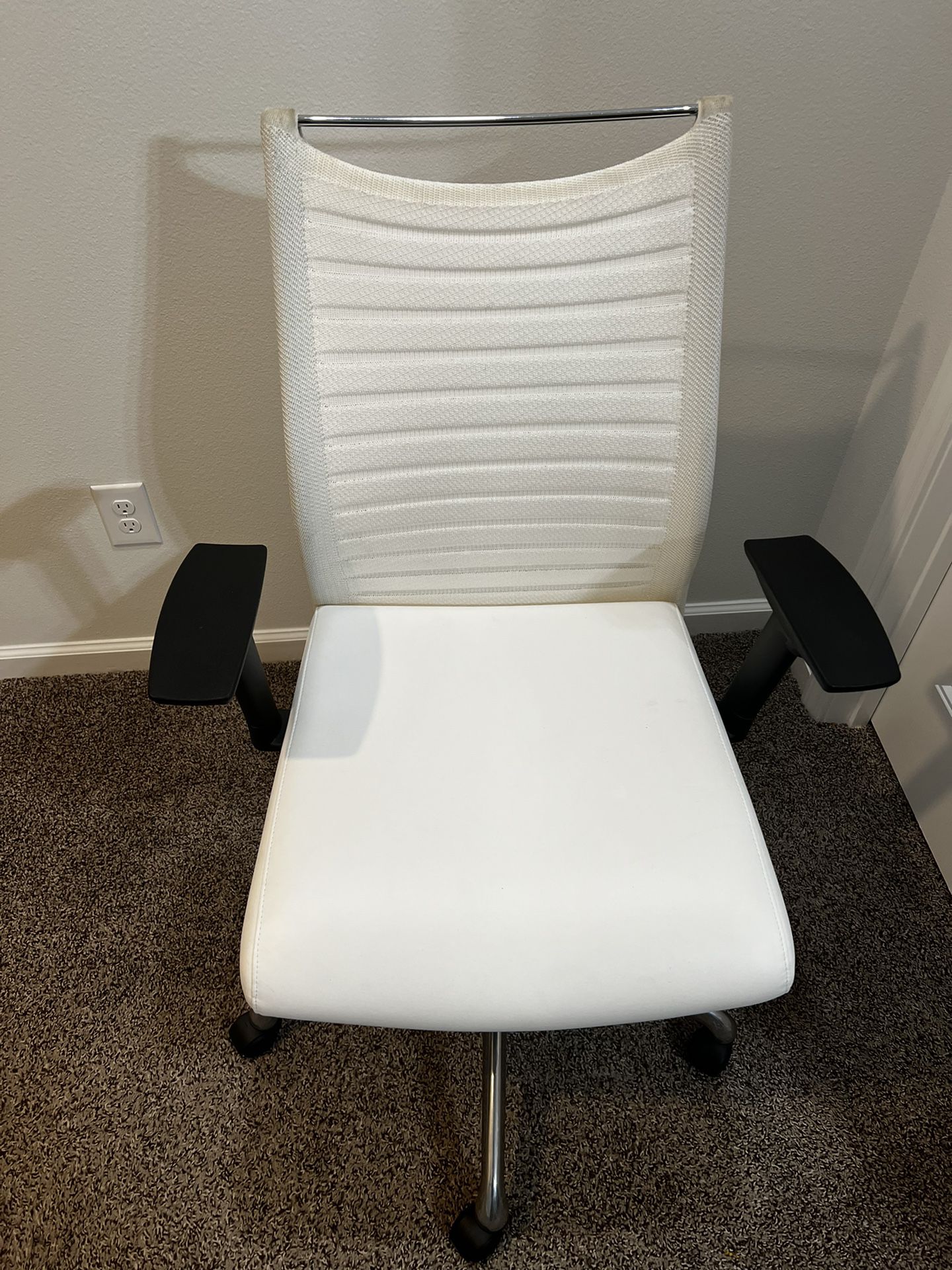 Office Chair - Adjustable Mid-Back Mesh Executive Chair with Adjustable Height