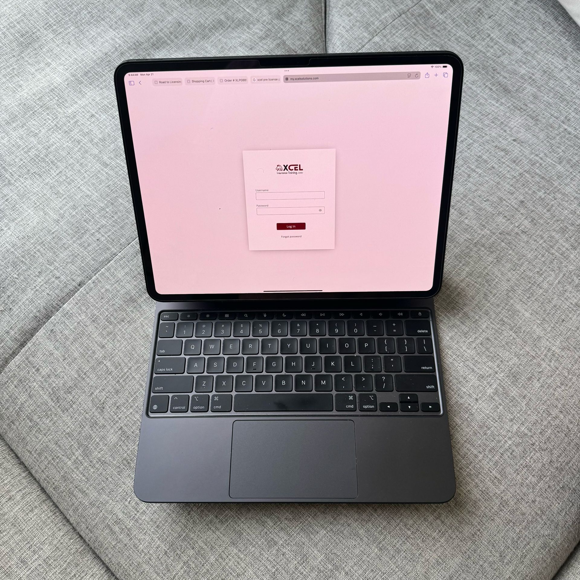 🔥 M4 iPad Pro 13” (256GB) + Magic Keyboard — Like New!
