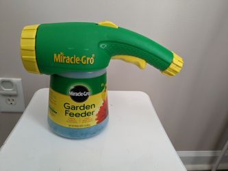 Miracle Gro Garden Feeder - New