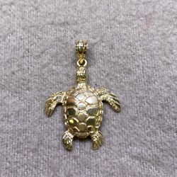 14K Turtle Pendant 