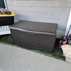 Rubbermaid outdoor storage container box, Good condition