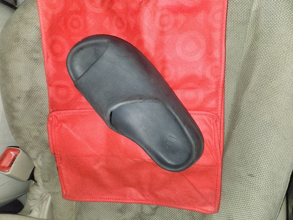 Yeezy Slide In gray Size 9 Right Side.