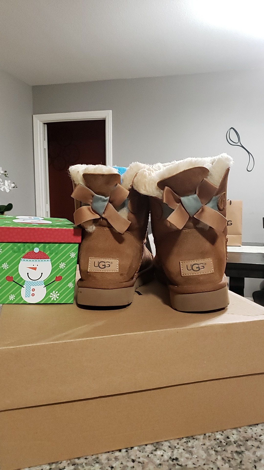 Authentic UGG Baily bow size 8 runs big