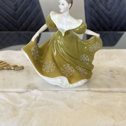 VINTAGE ROYAL DOULTON FIGURINE "LYNNE" #NH 2329