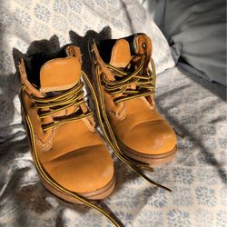 Super Cute Little Kids Size 5 Boots