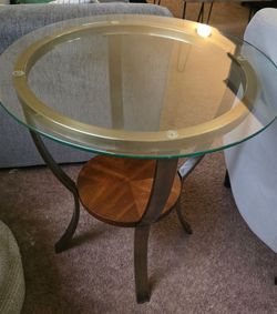 End Table - Glass top / Metal & Wood Base