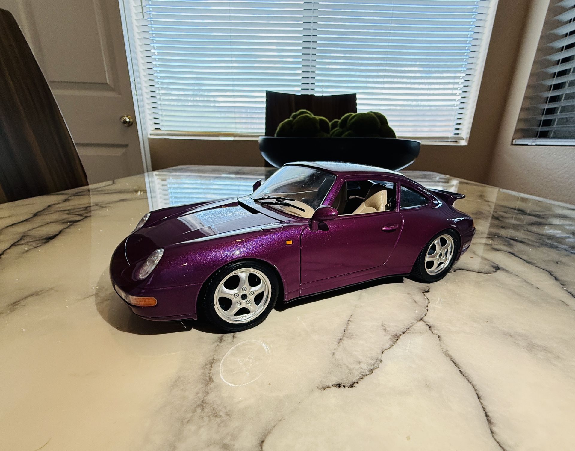 1993 Porsche 911 Carrera 1:18 Scale Burago 