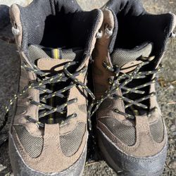 bearpaw size 5 1/2 hiking boots 