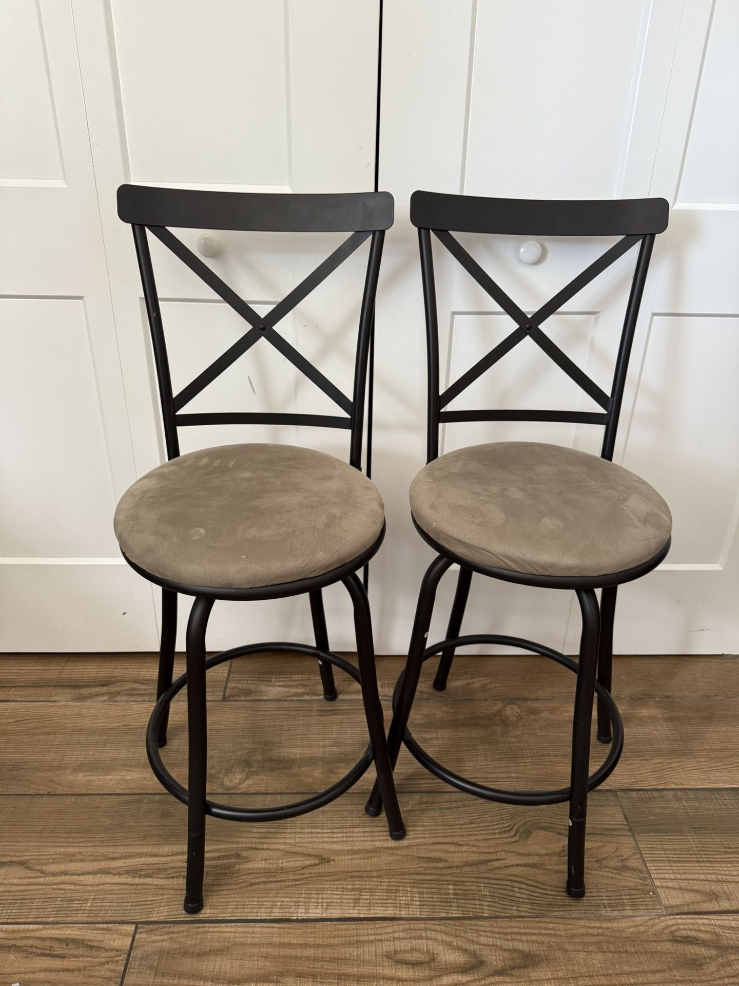 Set of 2 Bar Stools – Modern Metal Frame with Cushioned Seats