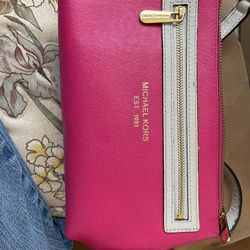 Michael Kors   Small Zippered Purse  Outside Zipper Compartment Inside Card Holder 