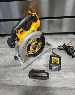 DEWALT 20V 6 1/2"  CIRCULAR SAW  WITH BATTERY AND CHARGER PERFECT CONDITION