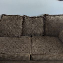 BEAUTIFUL BROWN COUCH LIKE NEW WITH PILLOWS MAKE OFFER