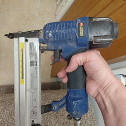 Campbell Hausfeld 2-in-1, Brad Nailer and Air Stapler w/ Air Hose
