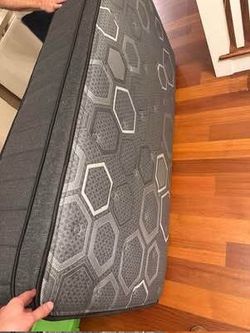 Twin Hybrid Mattress - Retails $1,099 - Like new, Excellent Condition