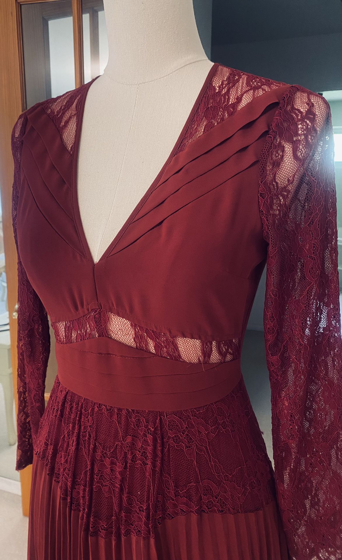 Elegant Burgundy Lace & Chiffon Midi Dress – Size 2