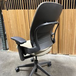 Steelcase Leap Ergo Chair Greet Condition