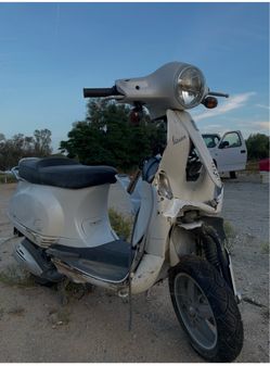 Vespa Scooter – Damaged, Parts or Repair