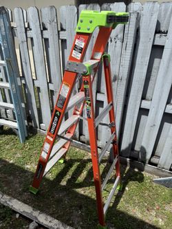 Cross Step 300 Lb Ladder (New)