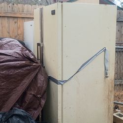 Needs DEEEEP Cleaning But Is Otherwise Fine Fridge