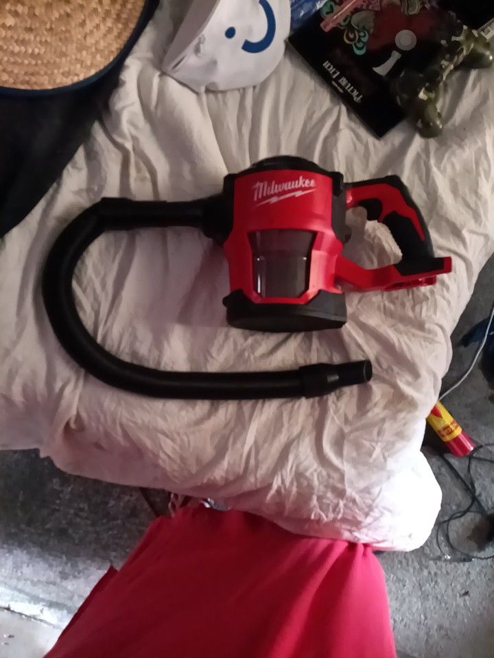 Milwaukee Compact Vacuum 