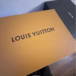 Yes the shoes are available - READ DESCRIPTION 