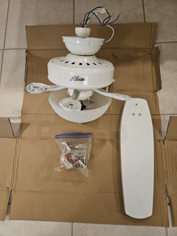 Hunter Builder Deluxe With Light 52 Inch White 53089