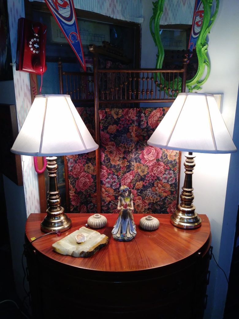 Beautiful Pair of Brass Table Lamps w/Shades