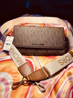 Micheal Kors wallet (new)