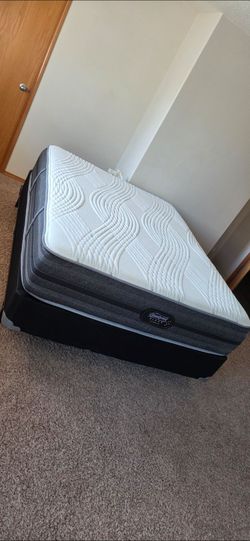 Immaculate Queen Simmons Beautyrest Black Hybrid 13.5" Mattress, Boxspring,  Metal Bed Frame and Bedding Set