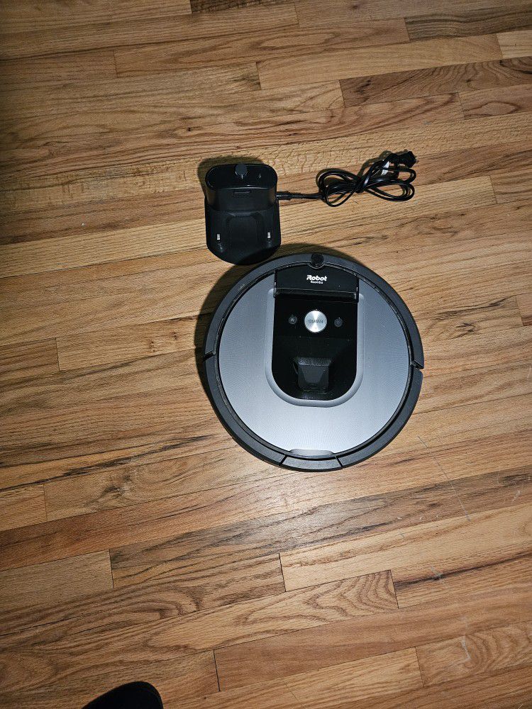iRobot Roomba 960 Wi-Fi Robot Vacuum w/Charging Dock For Parts Only 