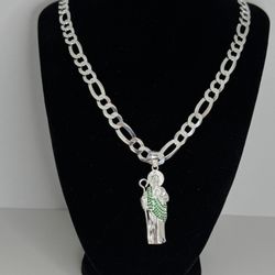 Cadena fígaro con dije de San Judas Tadeo con piedritas verdes plata 925 