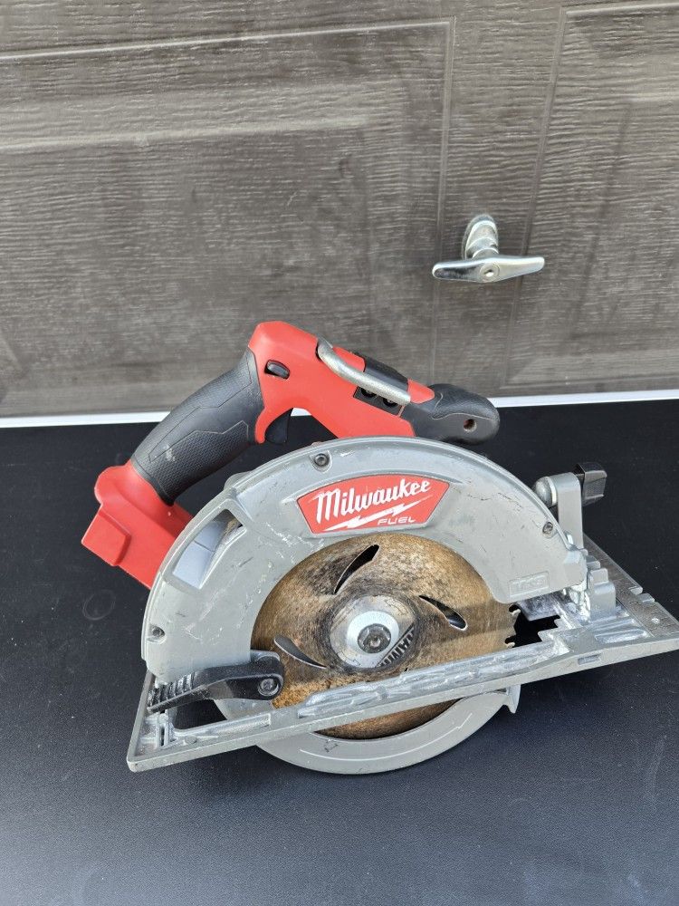 Milwaukee M18 FUEL 7-1/4" Circular Saw (Model 2731-20)