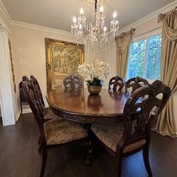 Beautiful gorgeous Victorian dining set table with the six chairs very good quality